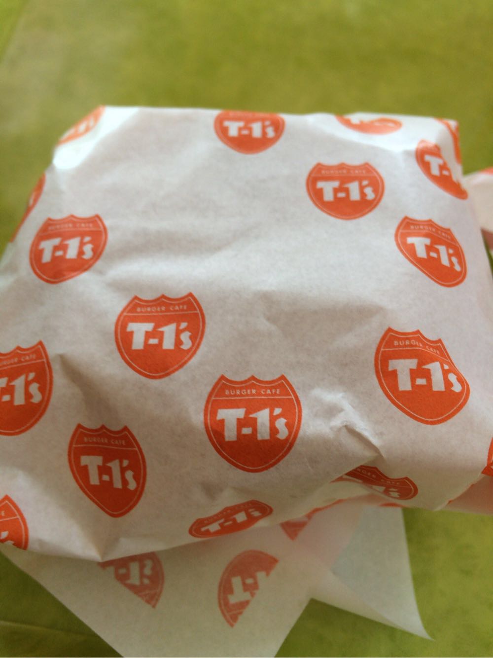 【食べ物・お店】T-1’s バーガーカフェ：ボサノバの流れるハンバーガー屋さん