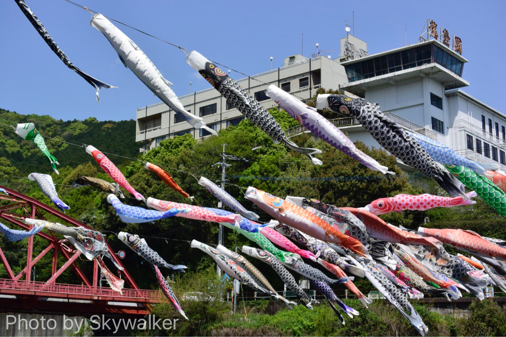 【国内】佐賀は川上峡の春祭り：鯉のぼりが泳いでます